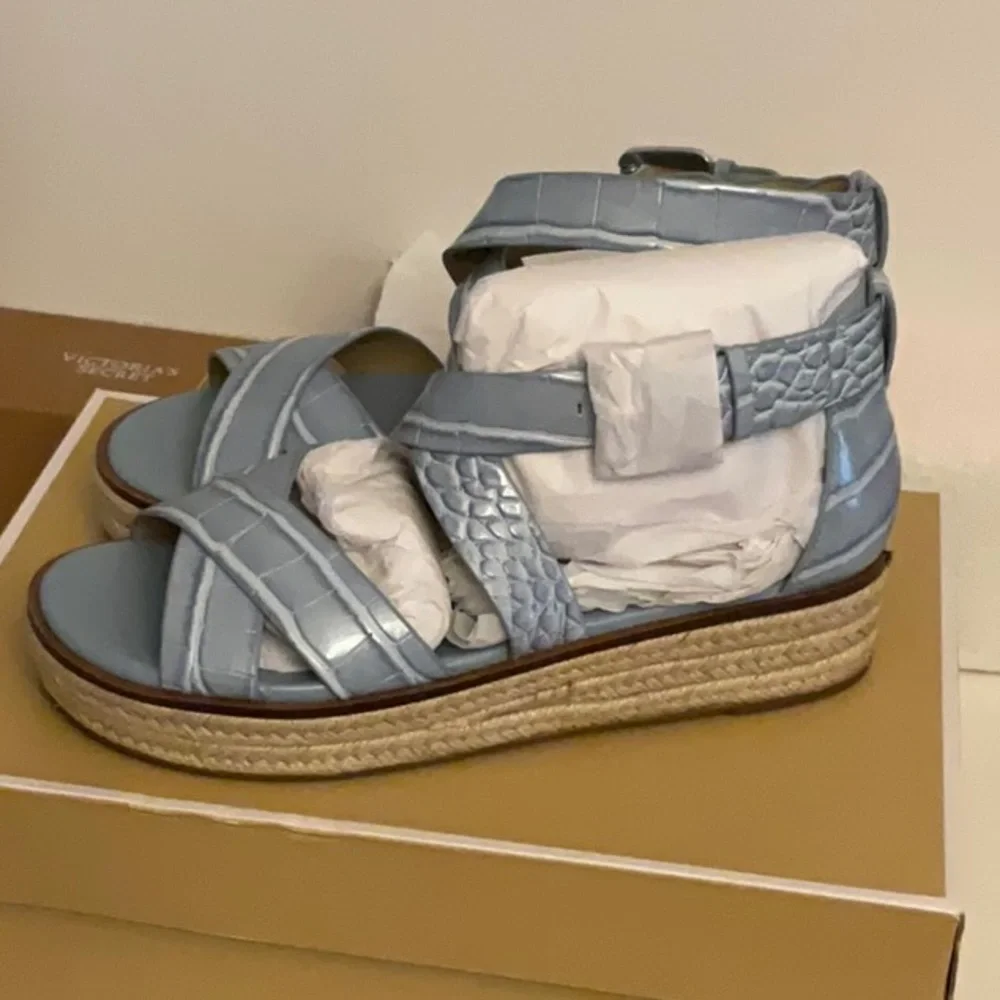 Michael Kors Darby Embossed Leather Sandal 8.5 NIB. - Picture 3 of 6